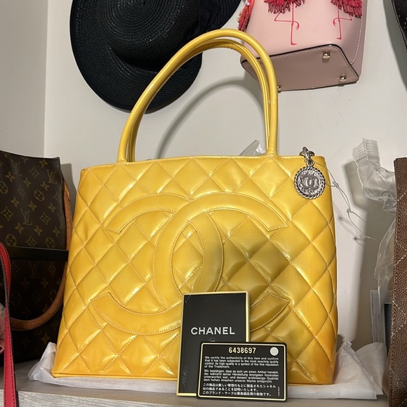 CHANEL Medallion Tote Bag A01804 Patent leather Yellow Used Women - Picture 13 of 17